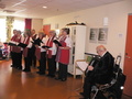 Kuoro esiintymässä vanhustenviikolla palvelutalo Esperissä ja Vommassa.